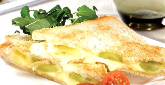 Горячий бутерброд с сыром бри и виноградом