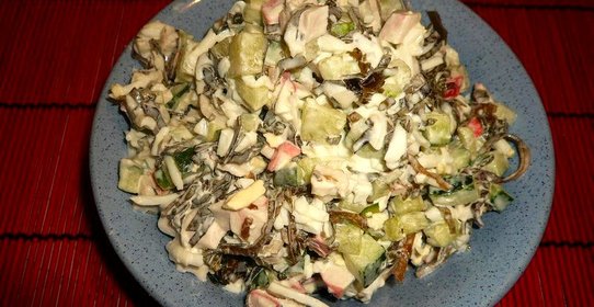 Салат нежный с крабовым мясом и морской капустой