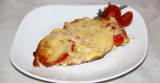 Куриные отбивные с помидорами под сыром