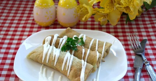 Блинчики со шпинатом, беконом и грибами