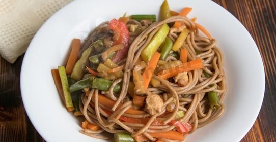 Гречневая лапша с овощами и курицей