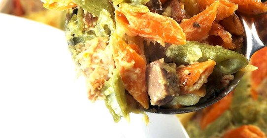 Цветные пенне с сыром и сливочным карри