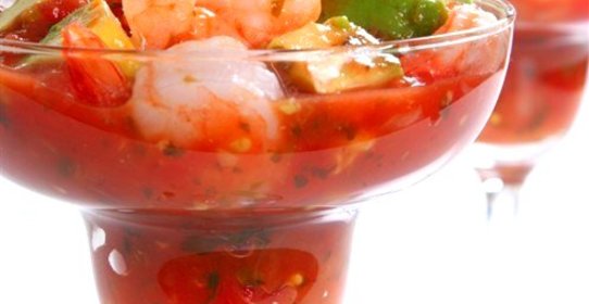 Томатный коктейль с крабами и креветками