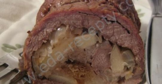 Мясной рулет с луком