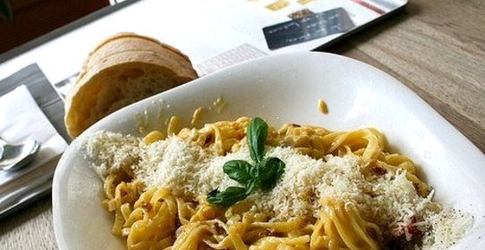 Паста карбонара с копченой грудинкой