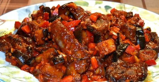 Свиные ребрышки с баклажанами