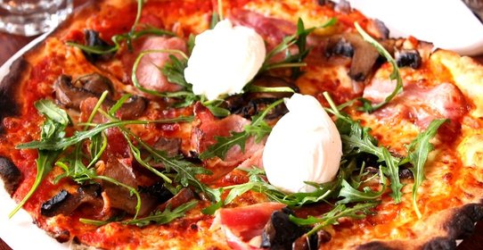 Пицца с беконом и грибами