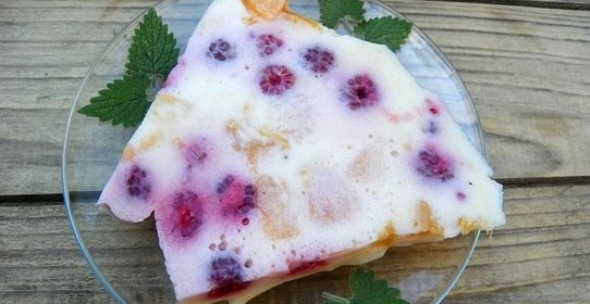 Молочный десерт с персиками и малиной
