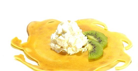 Тонкие блины с ягодами и взбитыми сливками