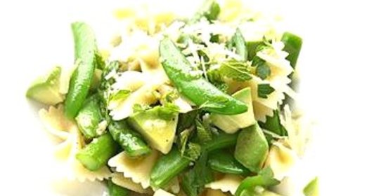 Паста со спаржей, фасолью и авокадо