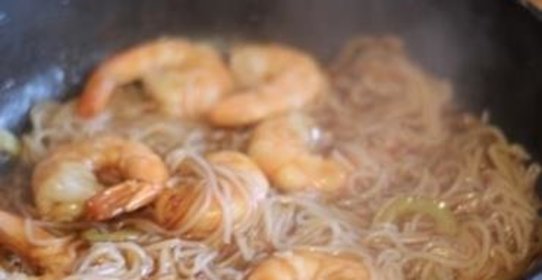 Рисовая лапша с креветками в соусе Терияки