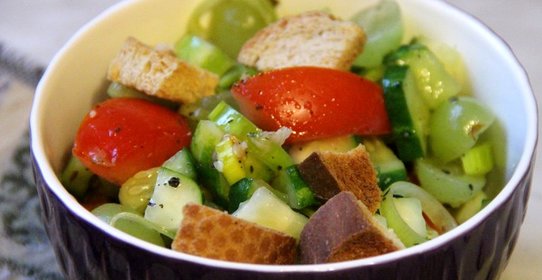 Салат из свежих овощей, сухариков, зеленого винограда и мяты