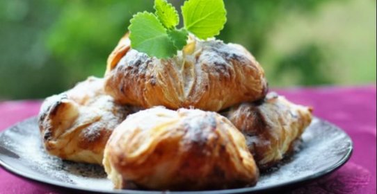 Французские слойки с брусникой и сливами