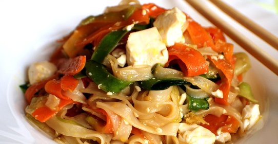 Рисовая лапша с тофу и овощами