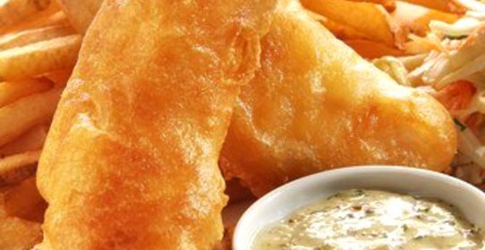 Золотистые рыбные палочки из морского языка с соусом тартар