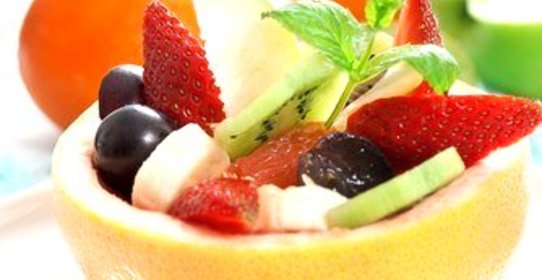 Сладкий салат из бананов, винограда, ананаса и цитрусов