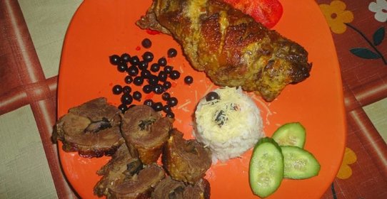 Рулет из утиной грудки с черносливом