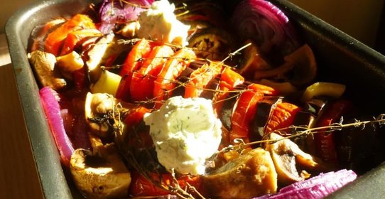 Запеченные овощи с чесночным соусом