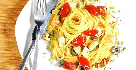 Баветте с меч-рыбой, маслинами и фенхелем