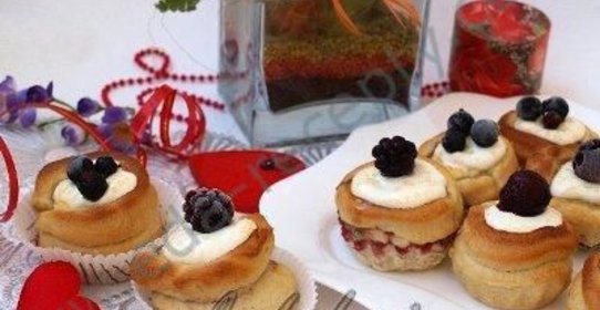 Булочки с ягодами и творогом