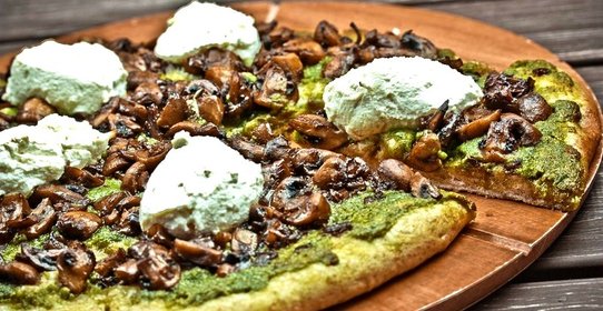 Цельнозерновая пицца с шампиньонами и рикоттой