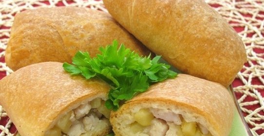 Слоеные пирожки с курицей