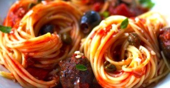 Спагетти в томатном соусе с мясными шариками