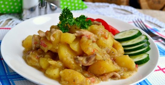 Картофель с курицей в баклажанном соусе тушеный в мультиварке