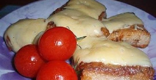 Жареная рыба с чесноком и сыром