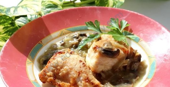 Куриная грудка с грибами в духовке