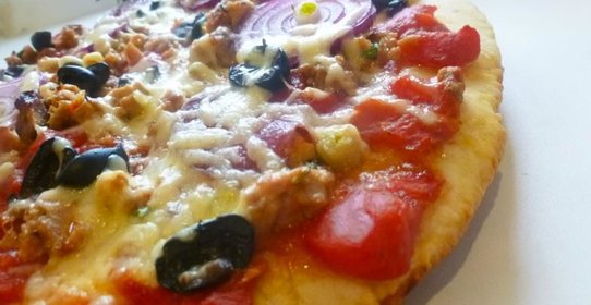 Мясная пицца с колбасками