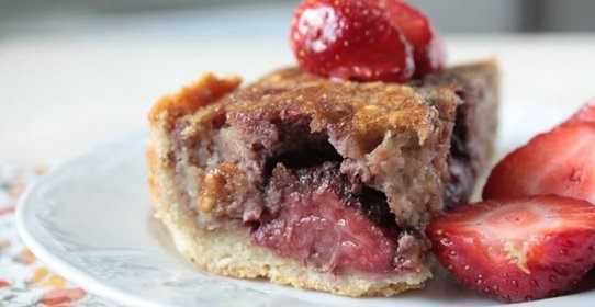 Пирог с клубникой в шоколаде