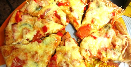 Тонкая пицца с салями, помидорами и сладким перцем