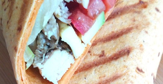 Тортилья с курицей, помидорами и авокадо на гриле