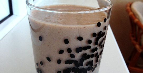 Банановый молочный коктейль с шоколадом и медом