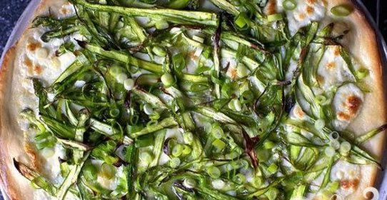 Пицца со спаржей и луком