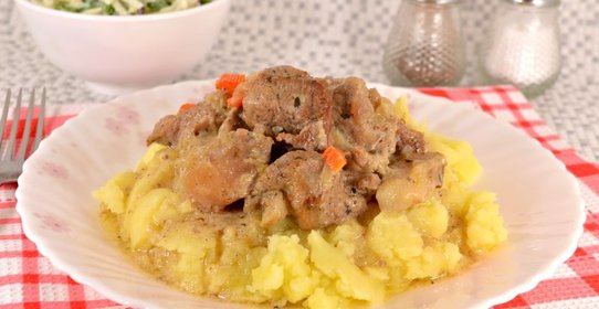 Свинина тушеная в сметанном соусе с корицей