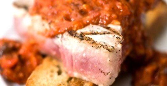 Брускетта с пармской ветчиной и томатной приправой