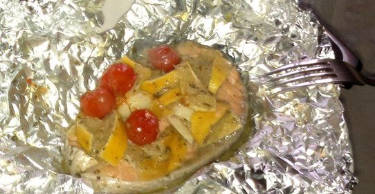 Запеченный в фольге лосось с черри и лимоном
