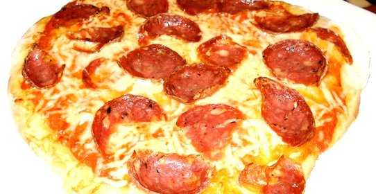 Пицца с салями и помидорами