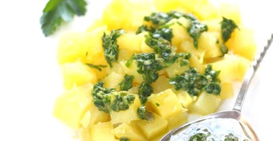 Картофель с зеленой сальсой
