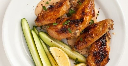 Куриные крылышки с пикантным соусом из арахисовой пасты
