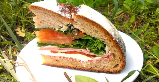 Пан-банья (Слоеный бутерброд в хлебе)