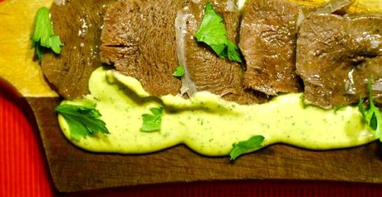 Маринованный язык с соусом тартар