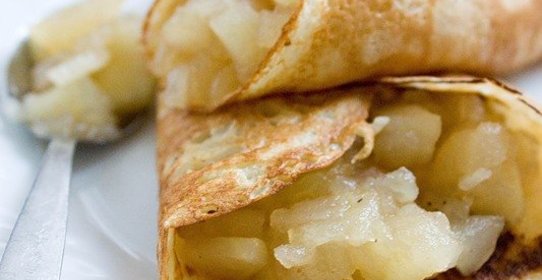 Тонкие блинчики с пряной яблочной начинкой
