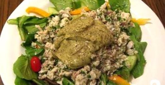 Салат, рыба и авокадо