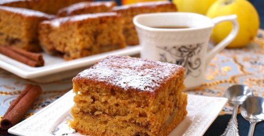 Коричный пирог с яблочной прослойкой
