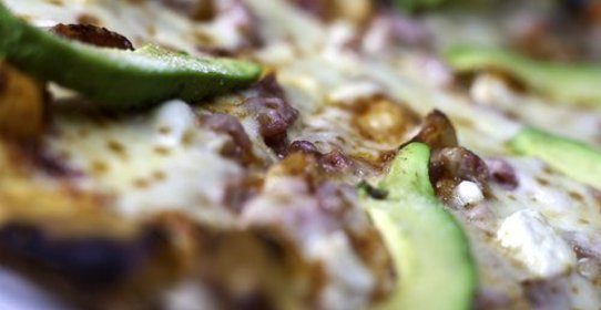 Пицца с авокадо, ветчиной и сыром