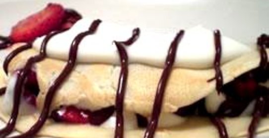 Блины с клубничной начинкой