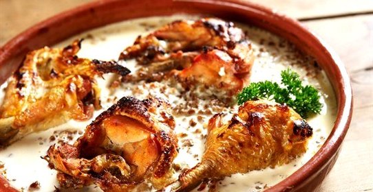 Куриное филе с соусом и гречкой